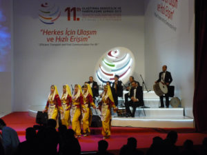 Ulaştırma Şurasında ziyaretçilere harika bir halk oyunları gösterisi sunan folklor ekibi...