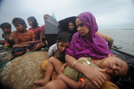 Arakan'da askeri cunta yönetimi ve desteklediği budist teröristlerin vahşet uyguladığı, diri diri yaktığı, tecavüz dahil her tür işkenceyi uyguladığı müslüman rohingya halkı yardım çığlıkları atıyor. Birleşmiş milletler ve dünyanın acil olarak yaşanan devlet terörüne acilen müdahale etmesi gerekiyor.