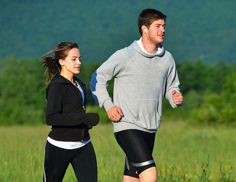 spor yapmak çok faydalıdır. Resimdeki kız ve erkek koşarken vücutlarının neredeyse tüm fonksiyonlarını kullanıyorlar