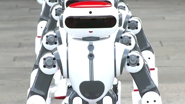 Çin'de Olimpiyat Köyü'nde temizliği ve yemeği 'robotlar' yapıyor.